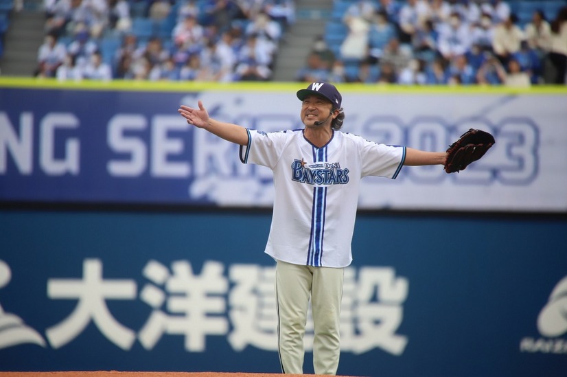 ムロツヨシ、初の始球式！大拍手とムロコールで会場大盛り上がり