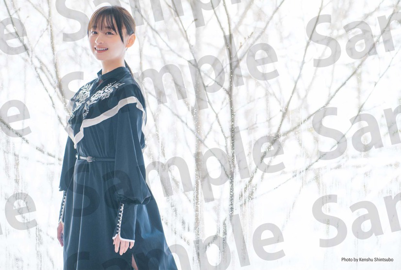 日向坂46・影山優佳の1st写真集『知らないことだらけ』コーチャンフォー限定特典ポストカード　撮影：新津保建秀（扶桑社刊）