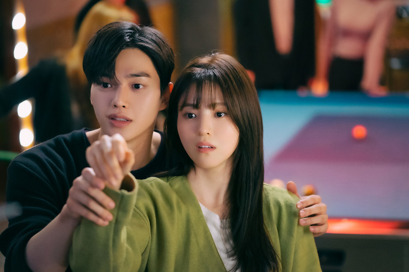 2人が再会する学科飲み会ではテーブルの上に「眞露イズバック」が散らかっていた。／Netflixシリーズ「その年、私たちは」独占配信中