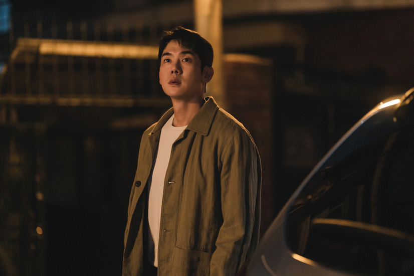 主人公の車が故障し、レッカー車に運ばれるシーンもあった。／Netflixシリーズ「愛と、利と」独占配信中