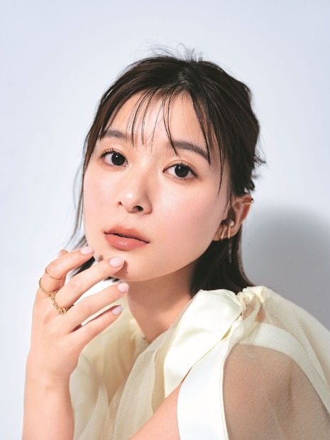 芳根京子、『美的』6月号表紙でプロ絶賛の毛穴レスツルピカ美肌