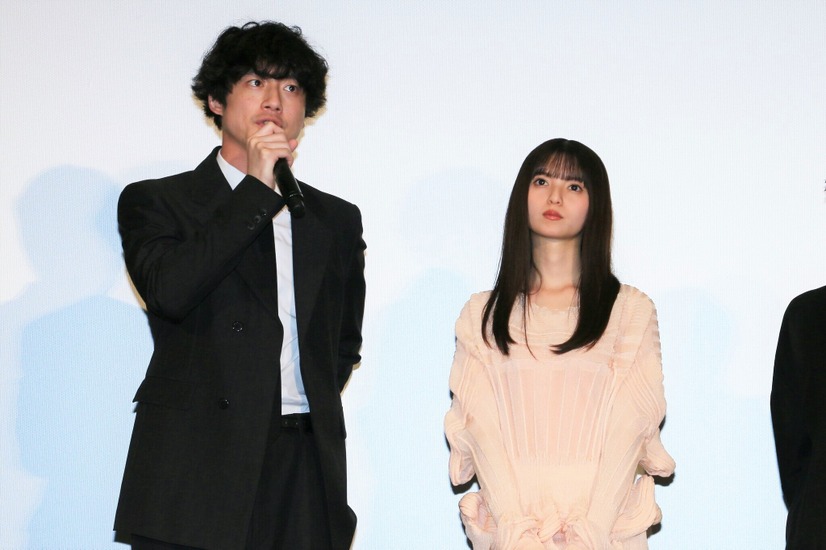 坂口健太郎、齋藤飛鳥【撮影：小宮山あきの】