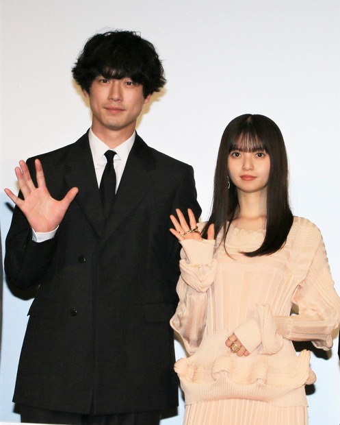 坂口健太郎、齋藤飛鳥【撮影：小宮山あきの】