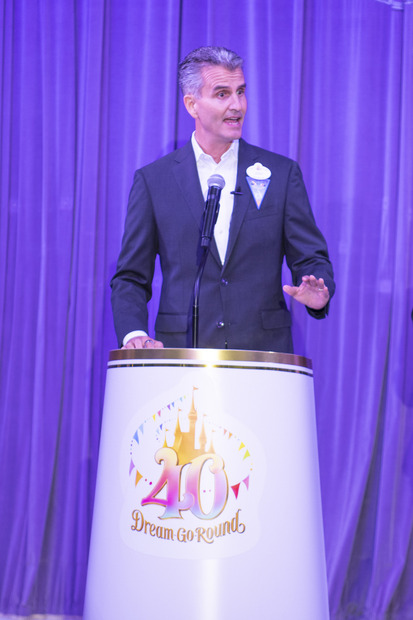 ジョシュ・ダマーロの 挨拶の様子（C）Disney