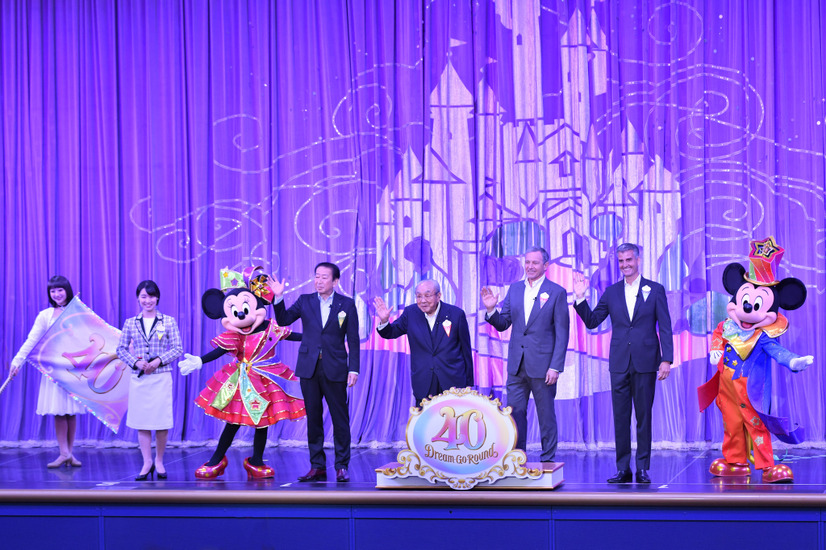 (ステージ上 左から) 小笠原美果、ミニーマウス、吉田謙次、加賀見俊夫、ボブ・アイガー、 ジョシュ・ダマーロ、ミッキーマウス（C）Disney