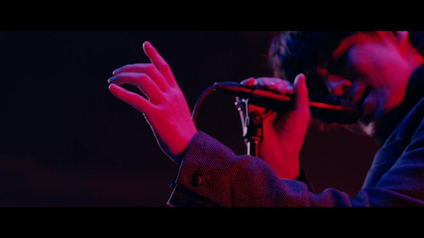 宮野真守、23rdシングル「Quiet explosion」MV公開！鉄骨セット背景に情熱的＆妖艶な表情