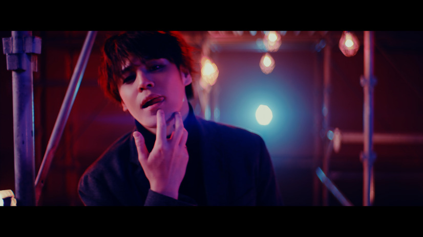 宮野真守、23rdシングル「Quiet explosion」MV公開！鉄骨セット背景に情熱的＆妖艶な表情