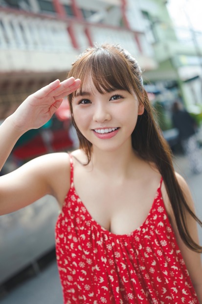NMB48・本郷柚巴 卒業記念写真集『どこを見ればいい？』（出版社：講談社、撮影：カノウリョウマ）