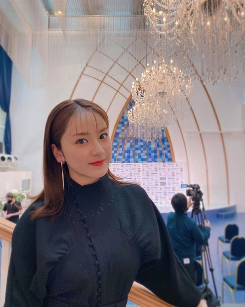 平祐奈、シックなブラックコーデで「2024ミス・ティーン・ジャパン」への参加呼びかけ