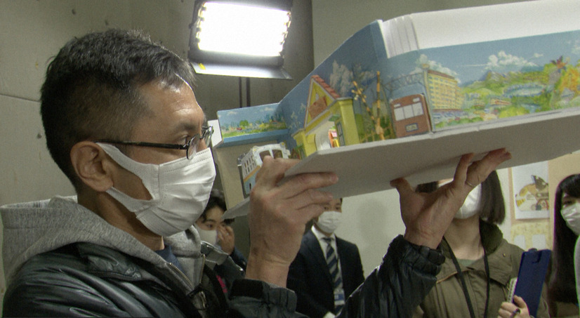 子供の街の模型を見る悟朗監督（C）NHK