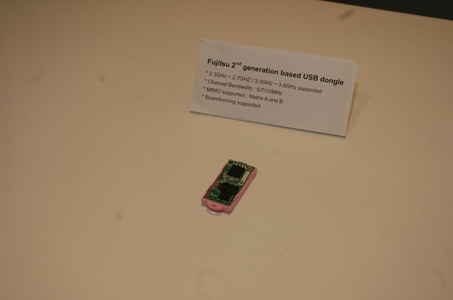 富士通のブースでアピールしていたのは世界最小のUSBドングル