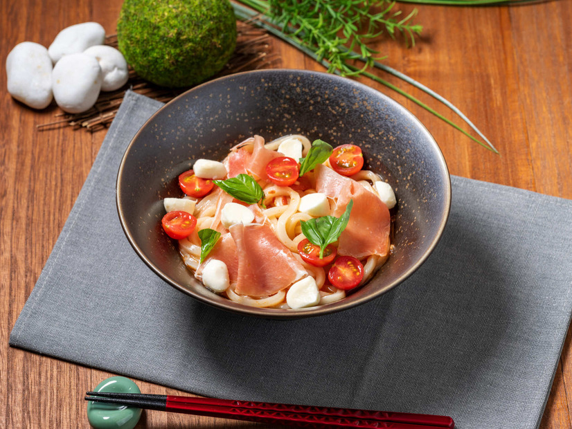 生ハムとモッツァレラの冷製トマトうどん