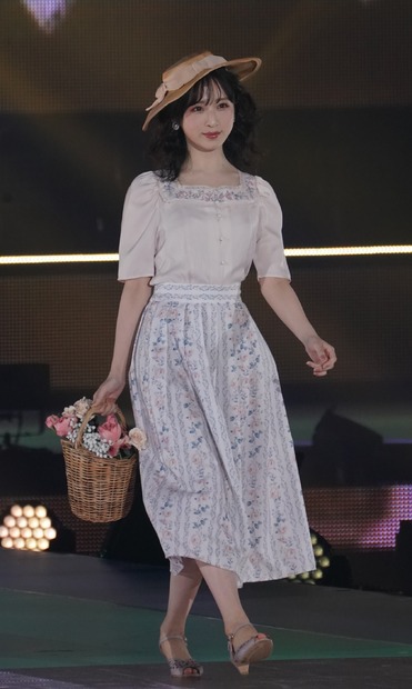 小栗有以【写真：竹内みちまろ】