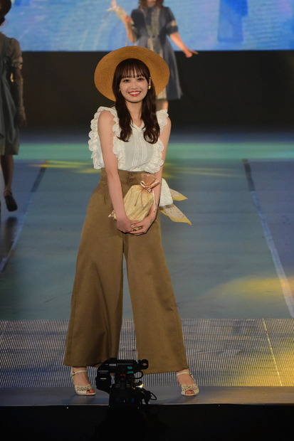 濱岸ひより（C）Rakuten GirlsAward 2023 SPRING/SUMMER