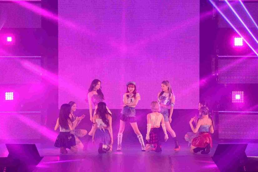 NiziU、「GirlsAward」に登場！ヒット曲「Paradise」など3曲をパフォーマンス