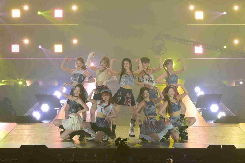 NiziU、「GirlsAward」に登場！ヒット曲「Paradise」など3曲をパフォーマンス