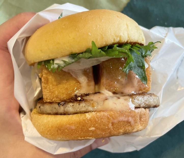 厚揚げとうふの和バーガー明太マヨソースの写真：撮影＠渡邉