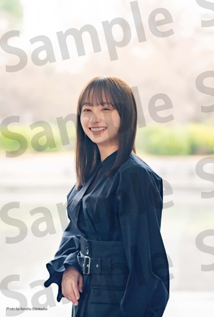 日向坂46・影山優佳1st写真集『知らないことだらけ』楽天ブックス限定ポストカード　撮影：新津保建秀（扶桑社刊）