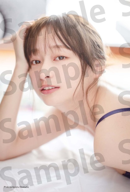 日向坂46・影山優佳の1st写真集『知らないことだらけ』TSUTAYA限定特典ポストカード　撮影：新津保建秀（扶桑社刊）