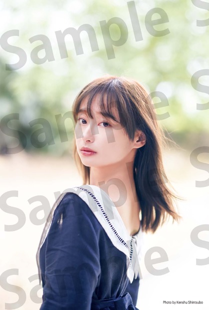 日向坂46・影山優佳の1st写真集『知らないことだらけ』丸善ジュンク堂限定特典ポストカード　撮影：新津保建秀（扶桑社刊）