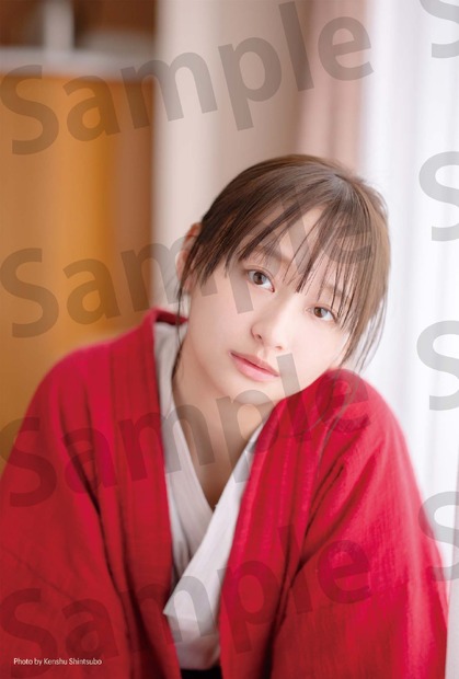 日向坂46・影山優佳の1st写真集『知らないことだらけ』星野書店限定特典ポストカード　撮影：新津保建秀（扶桑社刊）
