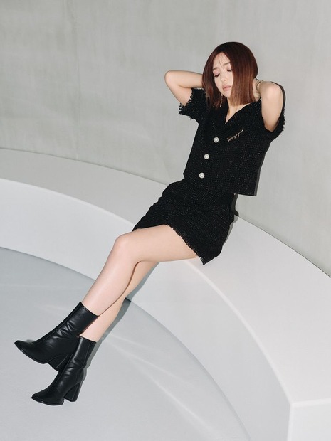藤田ニコル、自身のブランドで大人かわいいミニスカやタイトワンピ姿披露