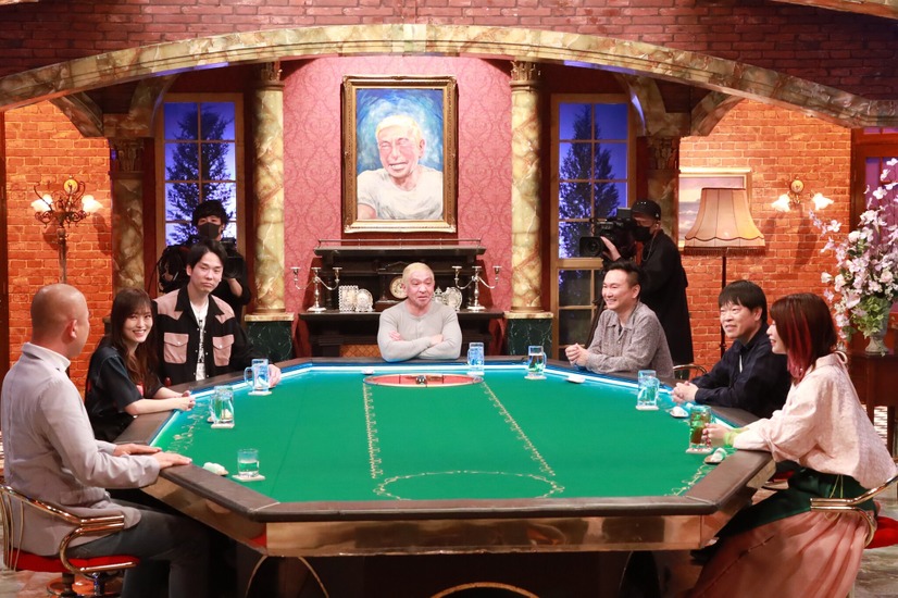 左手前から時計回りに）ナダル（コロコロチキチキペッパーズ）、山本彩、濱家隆一（かまいたち）、松本人志、山内健司（かまいたち）、蛍原徹、でか美ちゃん　（c）フジテレビ