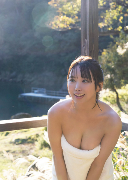 日向葵衣のデジタル写真集『innocence』（出版社：ワニブックス、撮影：中山雅文）