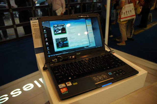 台湾エイサーのブースから「Aspire 3810T」を使って編集部に接続