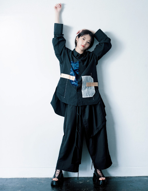 若月佑美、初のフォトエッセイから収録作の一部が公開！クールなアザーカットも
