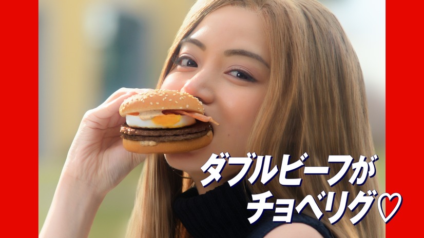 池田エライザ、ミニスカ＆ニーハイで「チョベリグ」…マクドナルド新CM