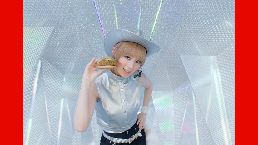 池田エライザ、ミニスカ＆ニーハイで「チョベリグ」…マクドナルド新CM