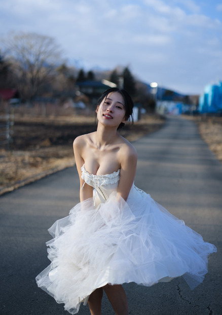 澄田綾乃デジタル写真集『この世界の片隅で。』（発行：イマジカインフォス、撮影：HIROKAZU）