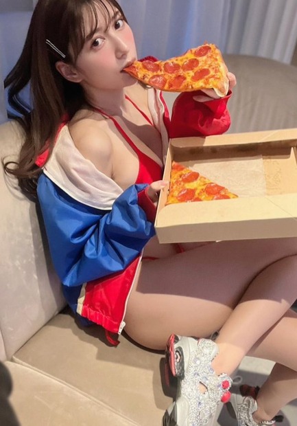 写真は雪平莉左公式Instagramから（※写真は所属事務所より掲載許諾をもらってます）
