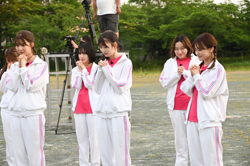 左から）黒木ひかり、松平璃子、なえなの、千葉恵里、丸山礼、福岡みなみ（C）フジテレビ