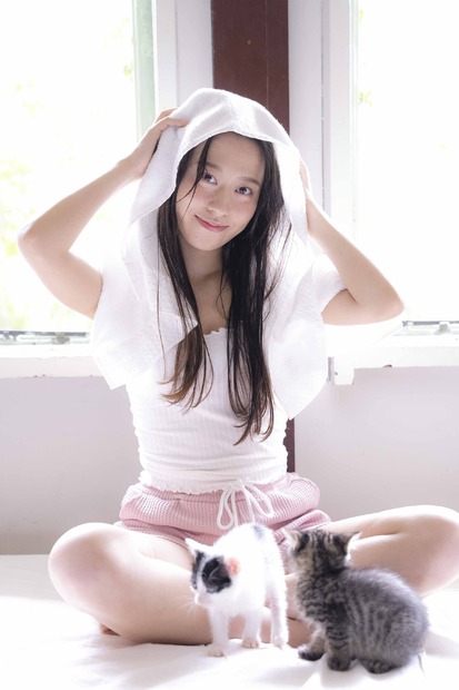 モーニング娘。‘23・小田さくらフォトエッセイ『さくらと猫』（KADOKAWA）