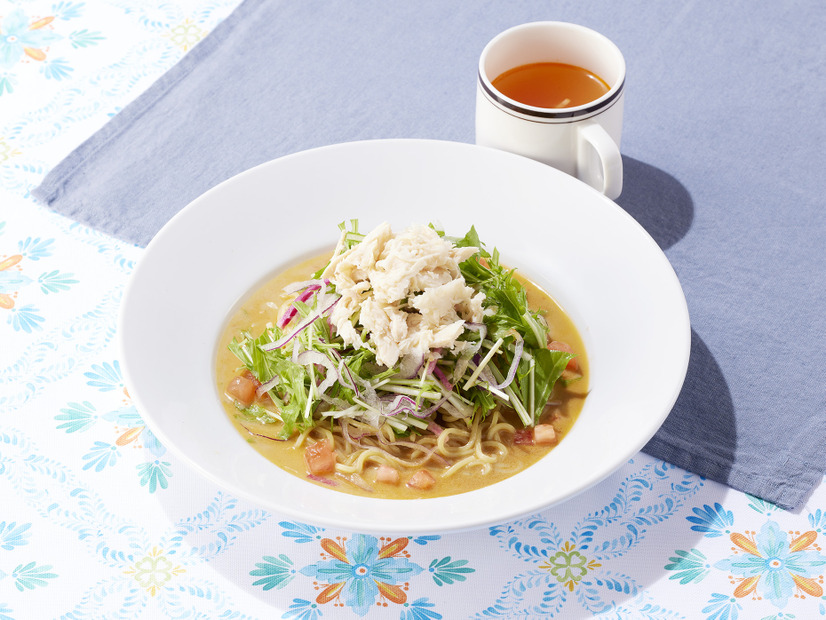 蒸し鶏とシャキシャキ生野菜の濃厚ごまだれ冷やし麺ランチ