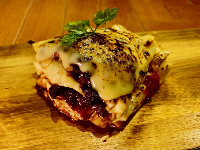 炭焼きイタリアンカルボーネ「濃厚チーズと黒毛和牛のラザニア」
