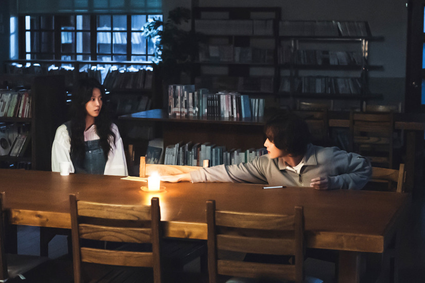 日中に酔い潰れ、深夜に図書館で目を覚ますヨルム。デボムが保護してくれていた。