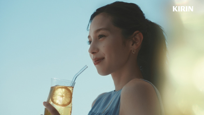 中条あやみ＆目黒蓮、あの日に夏の午後に思いをはせる新CM