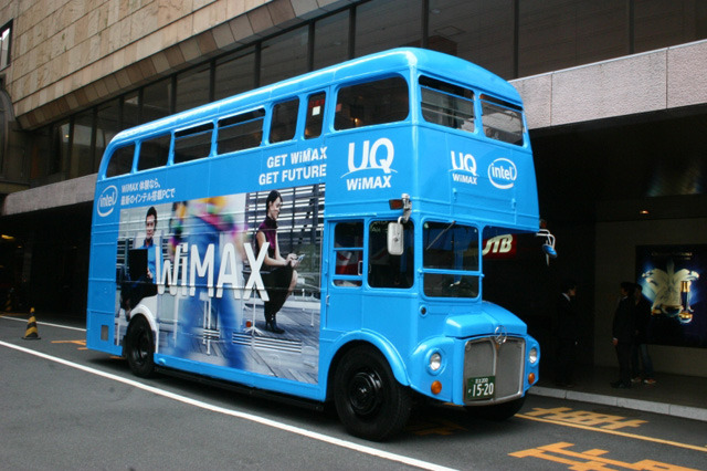記者発表後、「WiMAXバス」にプレスを乗せて都内でWiMAX体験ツアーを実施した
