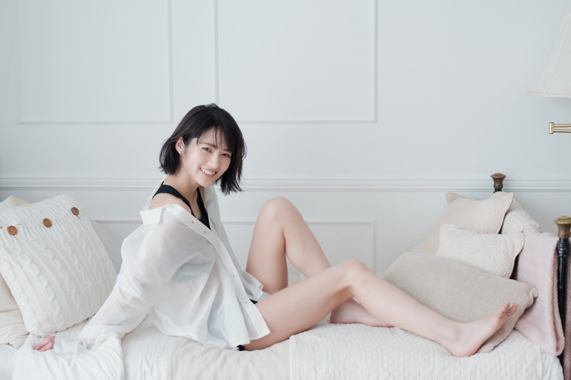 若月佑美、初フォトエッセイからアザーカット公開！ベッドでの脚線美＆天使の笑顔