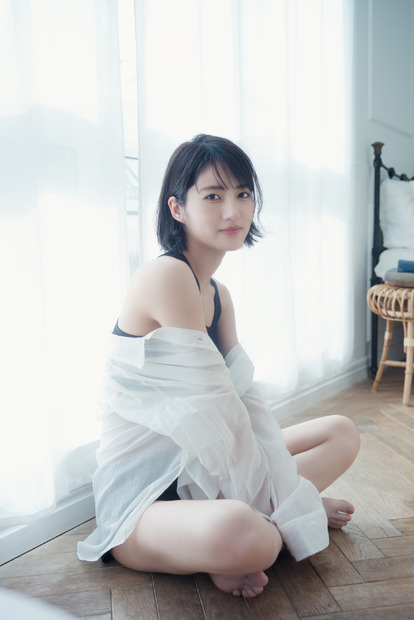 若月佑美、初フォトエッセイからアザーカット公開！ベッドでの脚線美＆天使の笑顔