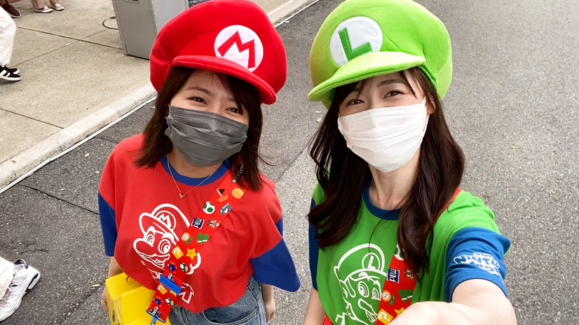 福原遥＆大原優乃がUSJをエンジョイ！マリオとルイージの“完全おそろコーデ”を披露