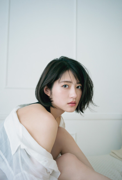 若月佑美 1stフォトエッセイ『履きなれない靴を履き潰すまで』（出版社：扶桑社、撮影：嶌村吉祥丸　ヘアメイク：ナディア、スタイリング：毛塚由恵）