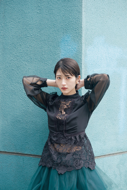 若月佑美 1stフォトエッセイ『履きなれない靴を履き潰すまで』（出版社：扶桑社、撮影：嶌村吉祥丸　ヘアメイク：ナディア、スタイリング：毛塚由恵）