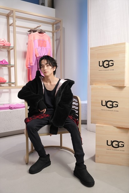 Kōki,、白ドレス姿＋ブーツでUGGオープン記念イベントに登場！