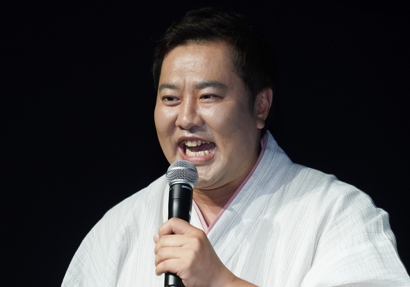 とにかく明るい安村【写真：竹内みちまろ】