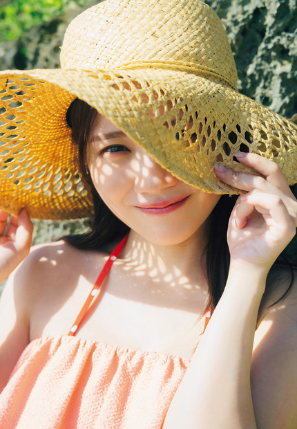乃木坂46・田村真佑、グアムでリラックスした笑顔！1st写真集『恋に落ちた瞬間』先行カット第7弾