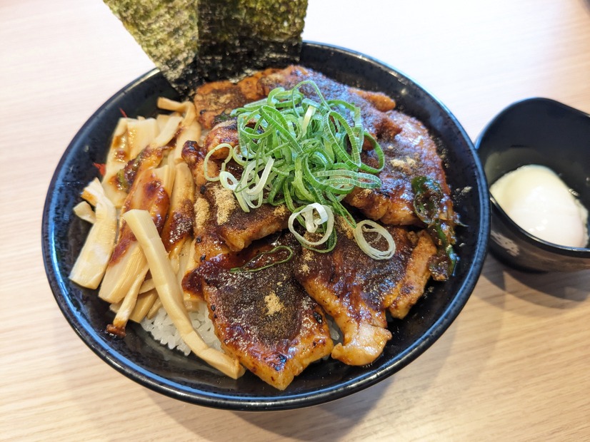 極　灼熱厚切すた丼＠撮影:渡邉